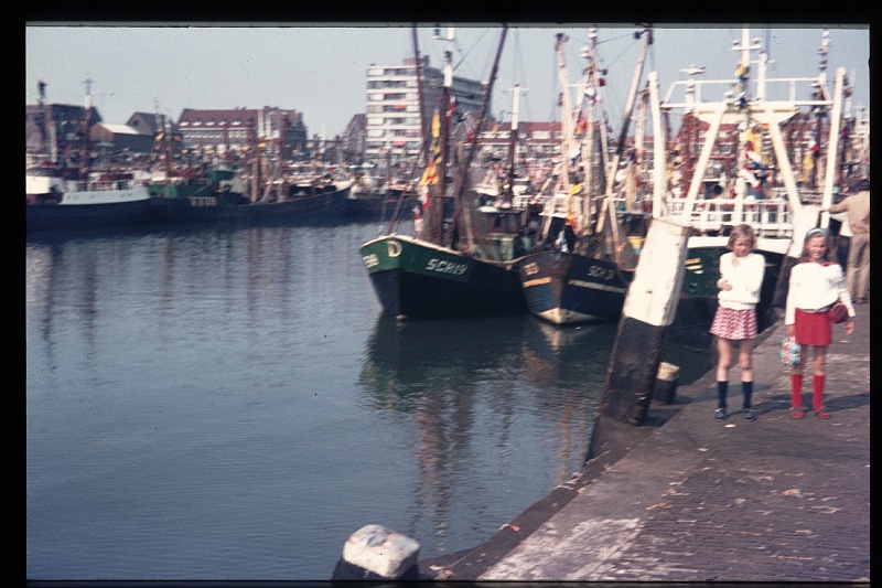 12.Scheveningen mei 1972 Brigitte,Marion.JPG